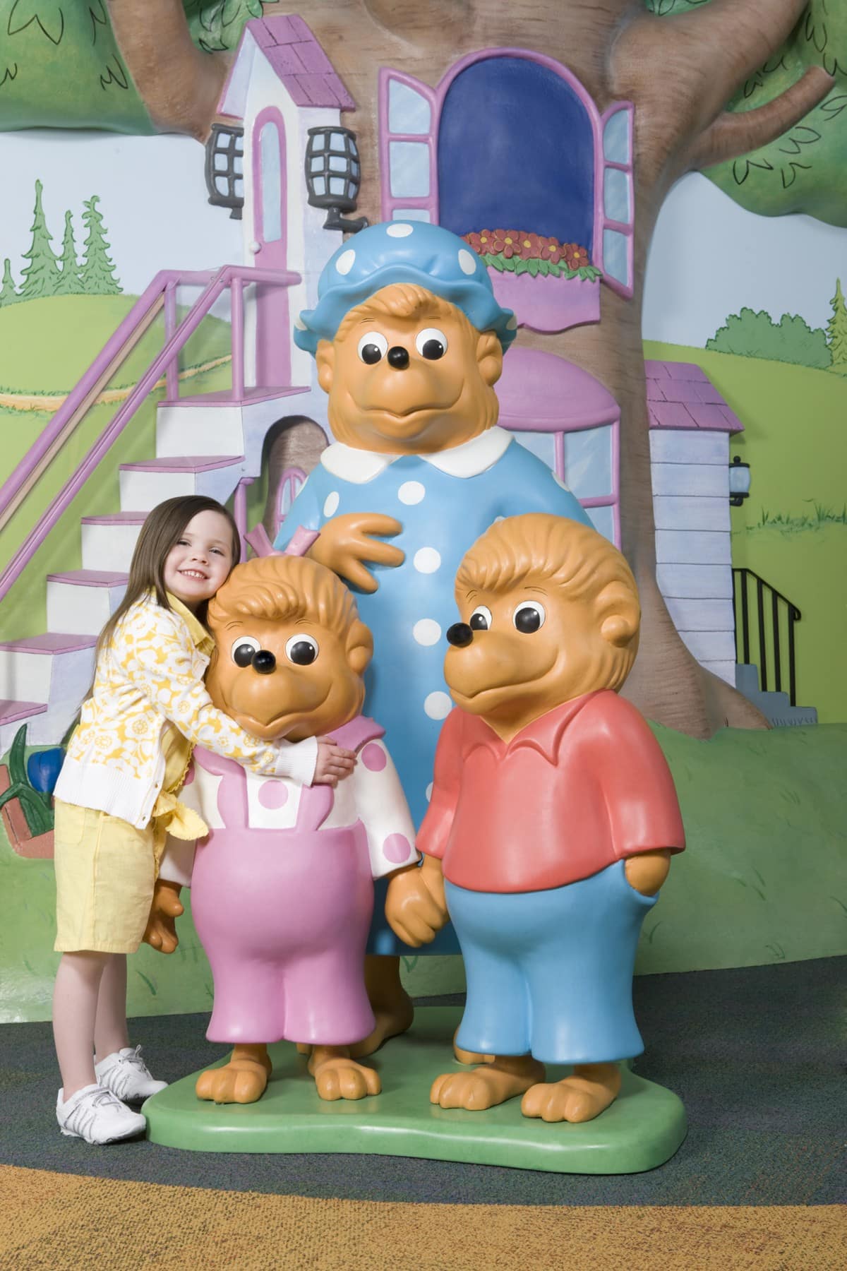 Girl hugging Berenstain Bears statues