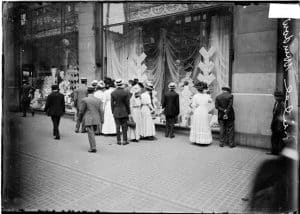 Photo of Marshall Field Department Store Window Display, Chicago, 1910, Chicago Daily News negatives collection. Courtesy of Chicago History Museum