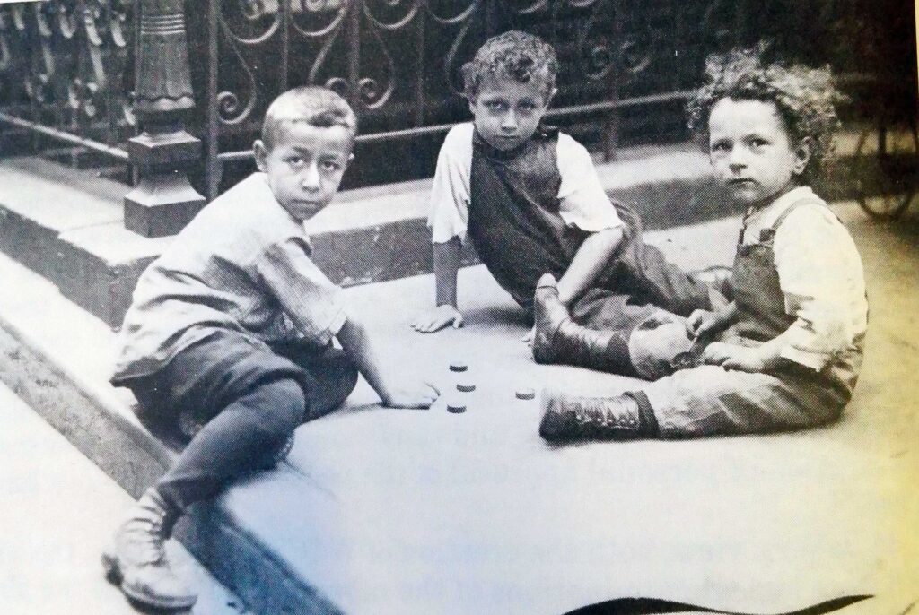 Children play on the sidewalk on the Lower East Side of New York City; Library of Congress.